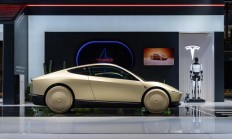 特斯拉 Cybercab 无人驾驶电动车亚太首秀，人形机器人亮相进博会