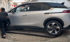 
        		SUV驶入窄胡同倒不出来 原地掉头“神器”助其一把脱困！	