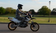 2小伙耍酷深夜飙摩托称被罚惨了引热议:今年有多位摩托车网红离世 !