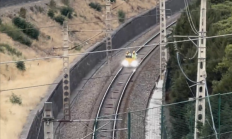 网友拍到“最短火车”:敞篷小跑车 只能坐4人