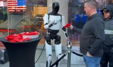 特斯拉人形机器人Optimus现身纽约时代广场,向路人派发糖果