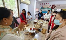 指尖传承迎国庆 非遗泥哨“响”社区 ——薛城区临城街道社区非遗体验课让老手艺“潮”起来