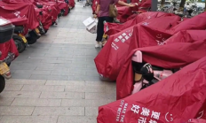 网友称赞雨天给顾客电瓶车搭雨披 胖东来：一直有这项服务