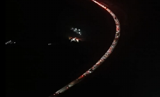 
        		无人机拍下高速路震撼“彩色灯带”：一眼望不到头 !	