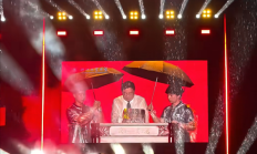 
        		两名新生撑伞精准给校长“浇头” 浙工大回应 !	