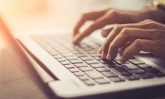 女子休息日回工作消息获赔9万：下班后微信干活算加班