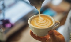 星巴克店员漏点单被女子咆哮辱骂10分钟:店员默默忍受 !