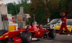 
        		男子开假法拉利F1赛车高速路上飙车 结果被抓 !	