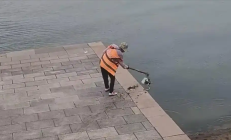 青岛一环卫工将垃圾扫进大海 景区回应:开除 扣发半个月工资 !