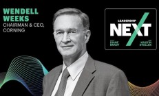 康宁CEO披露：若非乔布斯当年一句“威胁”，iPhone或仍是塑料屏