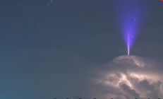 广东一地惊现蓝色喷流闪电 专家:发生概率小于万分之一 !
