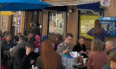 纽约一兰州拉面馆生意火爆:老外排长队 门口坐塑料凳就餐 !